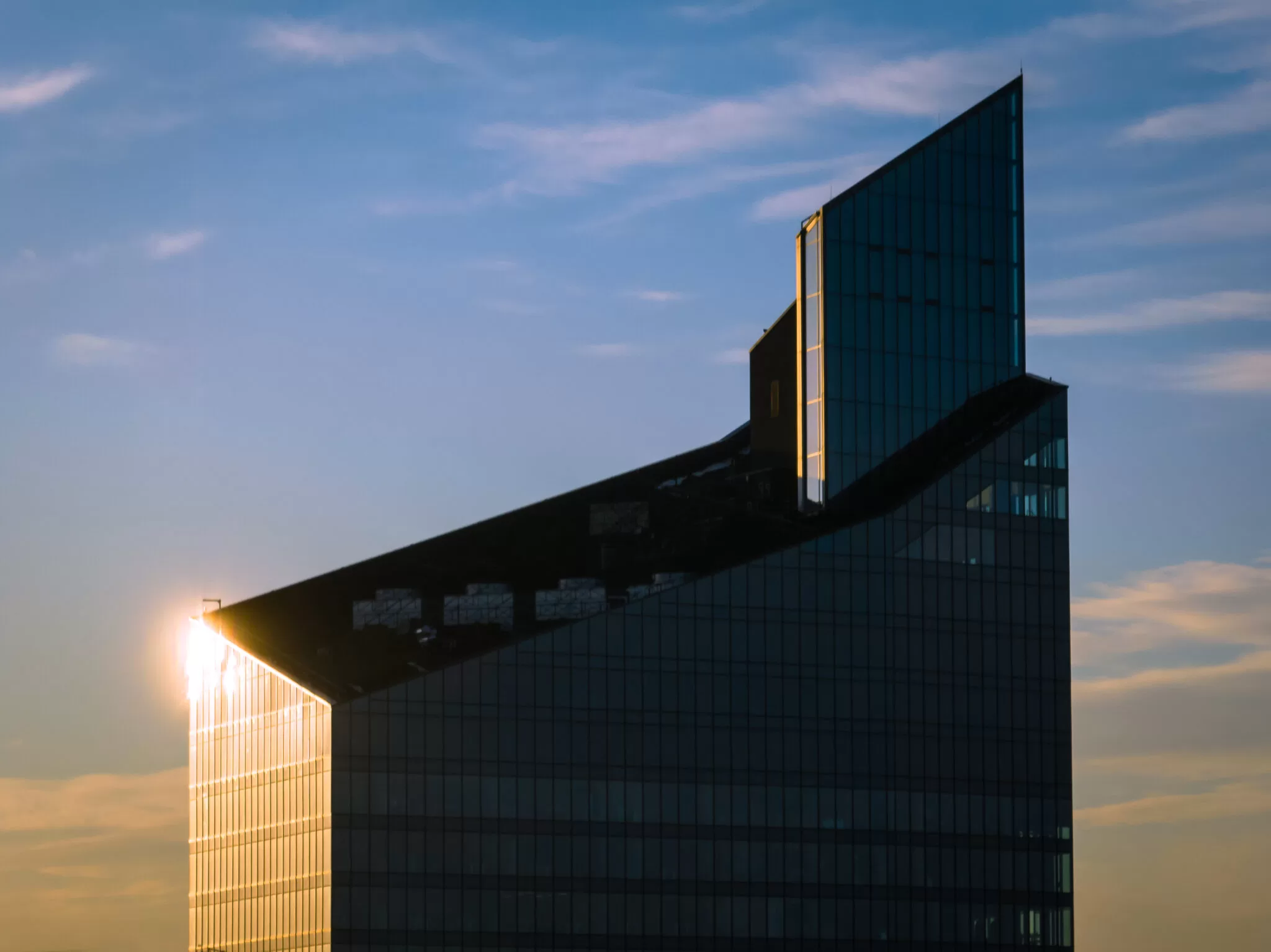 Aon stays at Skyliner for longer